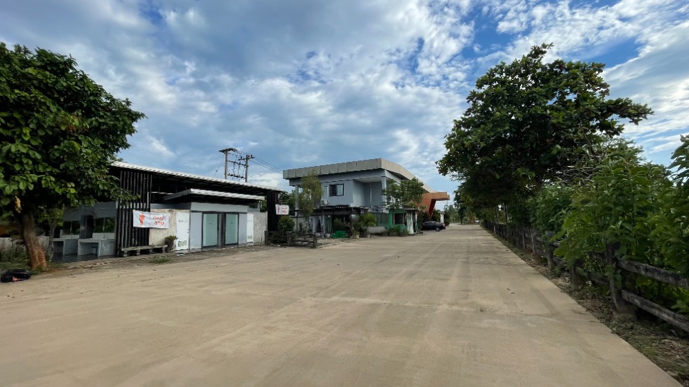 ขายร้านค้า/ตลาดนัดเชียงราย : ขายกิจการ พร้อมอาคารสิ่งปลูกสร้าง ที่ดิน 2 ไร่ 3 งาน จังหวัดเชียงราย