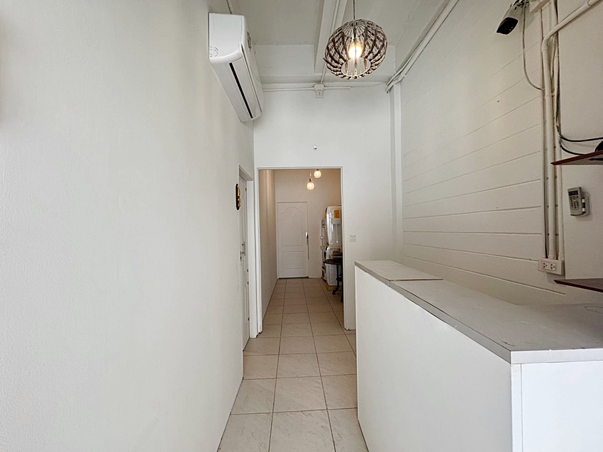 For RentShop HouseSukhumvit, Asoke, Thonglor : Building 24 sqw. 1 km. from BTS Asoke Terminal 21 For Rent