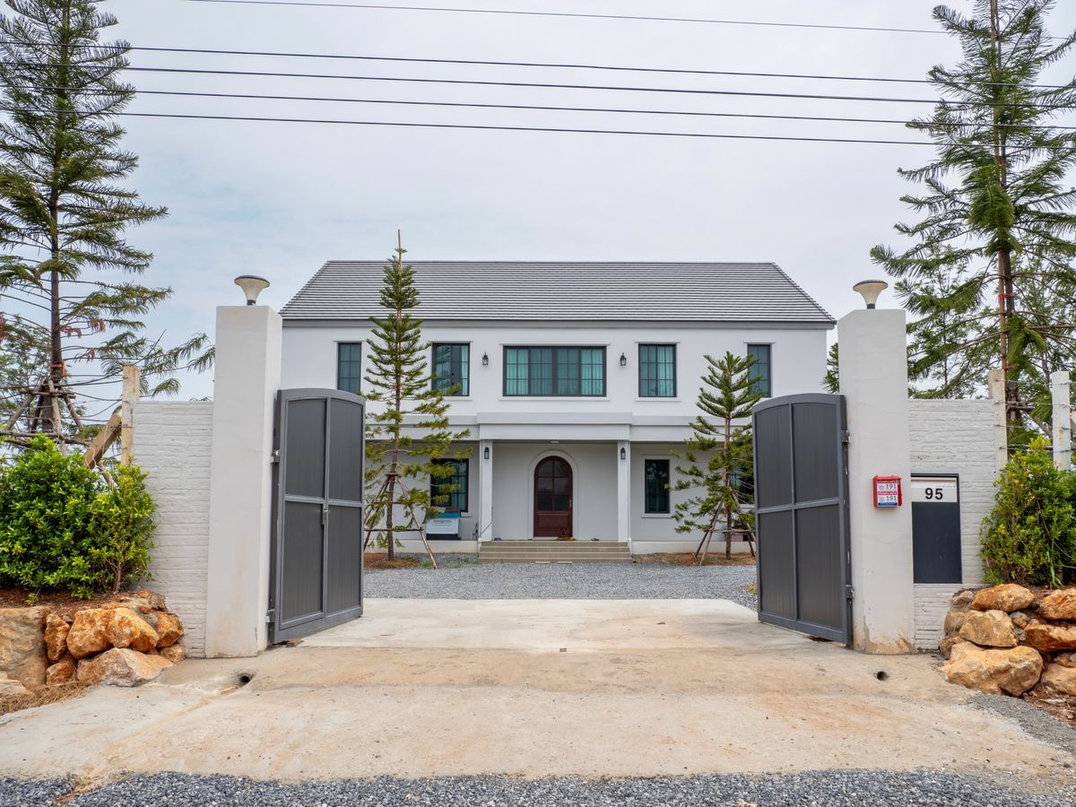 ขายบ้านปากช่อง เขาใหญ่ : ขายบ้านเดี่ยว 2 ชั้น สไตล์ยุโรปโซนเขาใหญ่วิวภูเขาแบบพาโนรามา 180 องศา ขนาด 1 ไร่ 2 งาน บนถนนปากช่อง - วังน้ำเขียว(2235) อยู่แล้วรวยเจ้าที่ให้โชคลาภตลอดปี