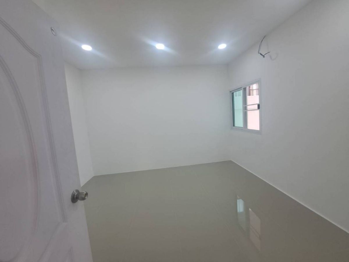 ขายทาวน์โฮมเสรีไทย-นิด้า : ขายทาวน์โฮม รีโนเวท ทุบสร้างใหม่ทั้งหลัง (พร้อมอยู่) หมู่บ้านศรินเทพ เสรีไทย 63 (หลังมุม)