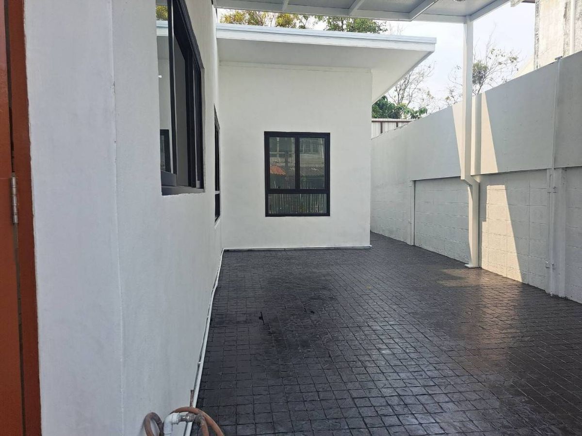 ขายทาวน์โฮมเสรีไทย-นิด้า : ขายทาวน์โฮม รีโนเวท ทุบสร้างใหม่ทั้งหลัง (พร้อมอยู่) หมู่บ้านศรินเทพ เสรีไทย 63 (หลังมุม)