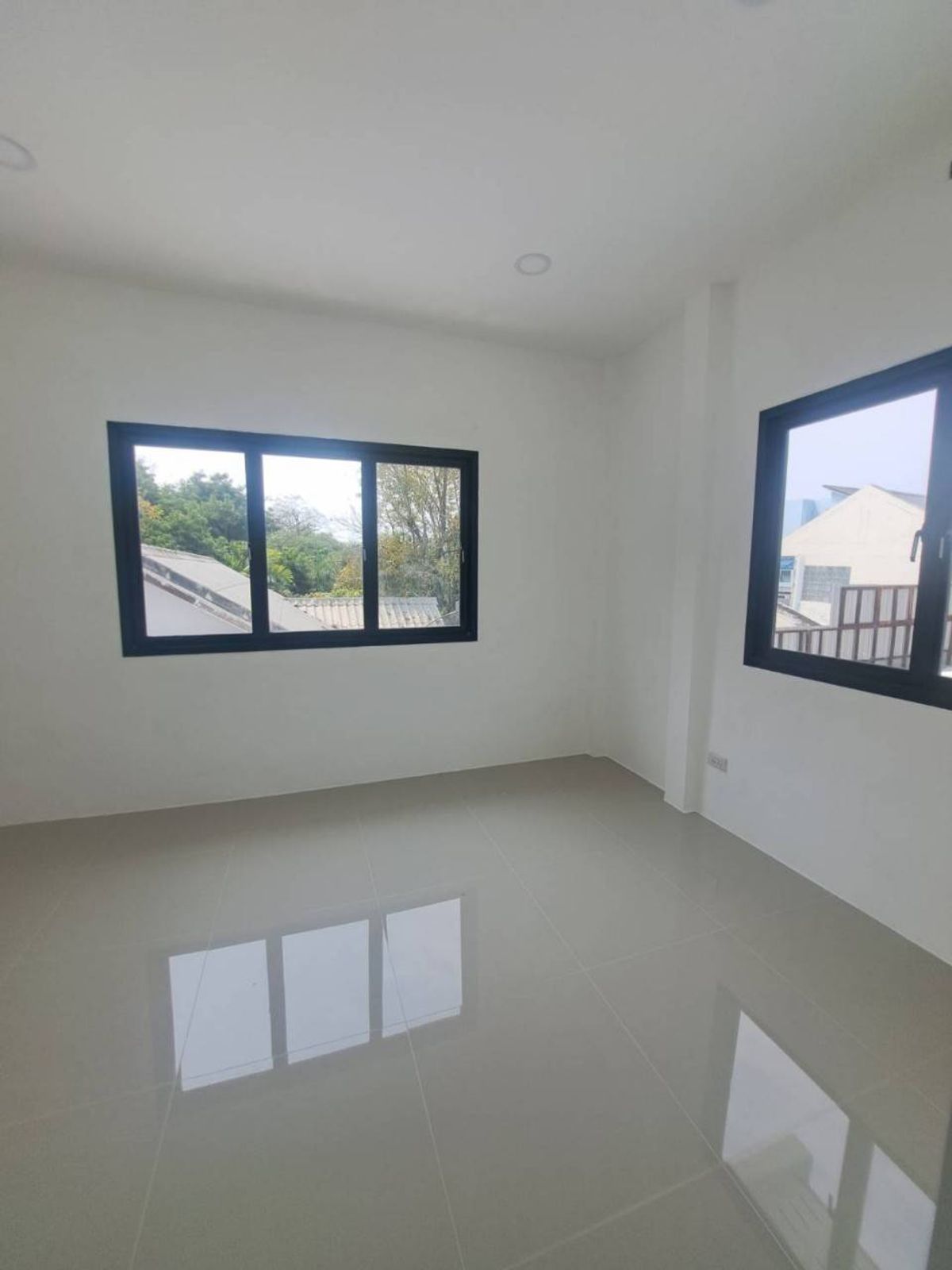 ขายทาวน์โฮมเสรีไทย-นิด้า : ขายทาวน์โฮม รีโนเวท ทุบสร้างใหม่ทั้งหลัง (พร้อมอยู่) หมู่บ้านศรินเทพ เสรีไทย 63 (หลังมุม)