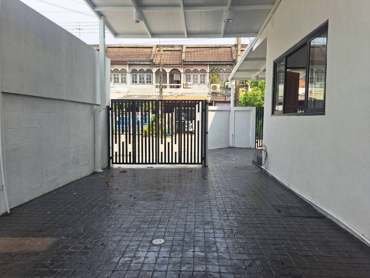 ขายทาวน์โฮมเสรีไทย-นิด้า : ขายทาวน์โฮม รีโนเวท ทุบสร้างใหม่ทั้งหลัง (พร้อมอยู่) หมู่บ้านศรินเทพ เสรีไทย 63 (หลังมุม)