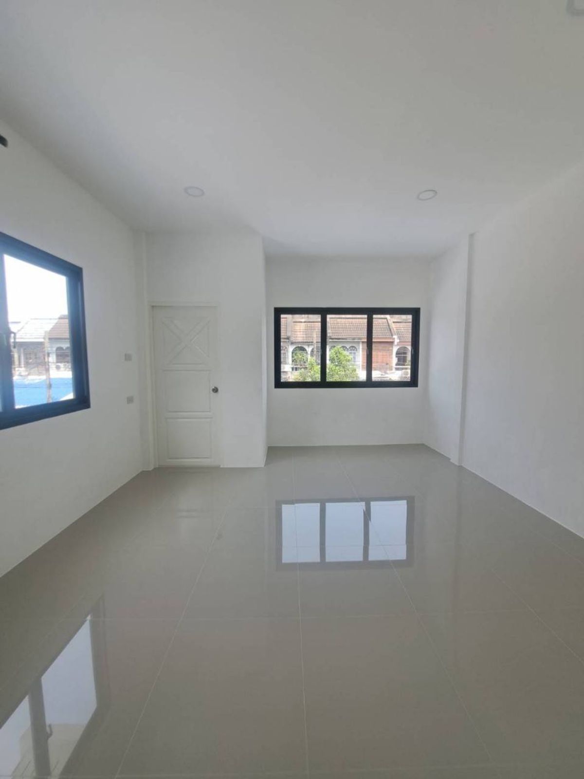 ขายทาวน์โฮมเสรีไทย-นิด้า : ขายทาวน์โฮม รีโนเวท ทุบสร้างใหม่ทั้งหลัง (พร้อมอยู่) หมู่บ้านศรินเทพ เสรีไทย 63 (หลังมุม)