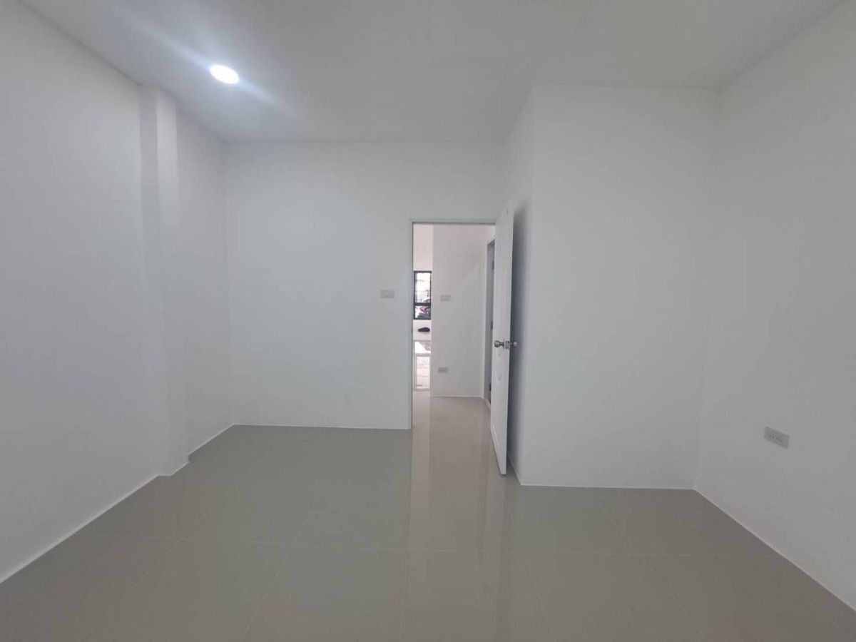 ขายทาวน์โฮมเสรีไทย-นิด้า : ขายทาวน์โฮม รีโนเวท ทุบสร้างใหม่ทั้งหลัง (พร้อมอยู่) หมู่บ้านศรินเทพ เสรีไทย 63 (หลังมุม)