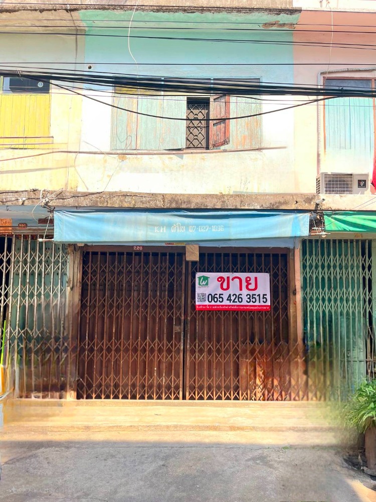 For SaleShop HouseWongwianyai, Charoennakor : Selling a commercial building, Charoen Nakhon Road 60 Opposite the Riverside Plaza, the Avani River site hotel is suitable for renovating as a home guest house or Airbnb.