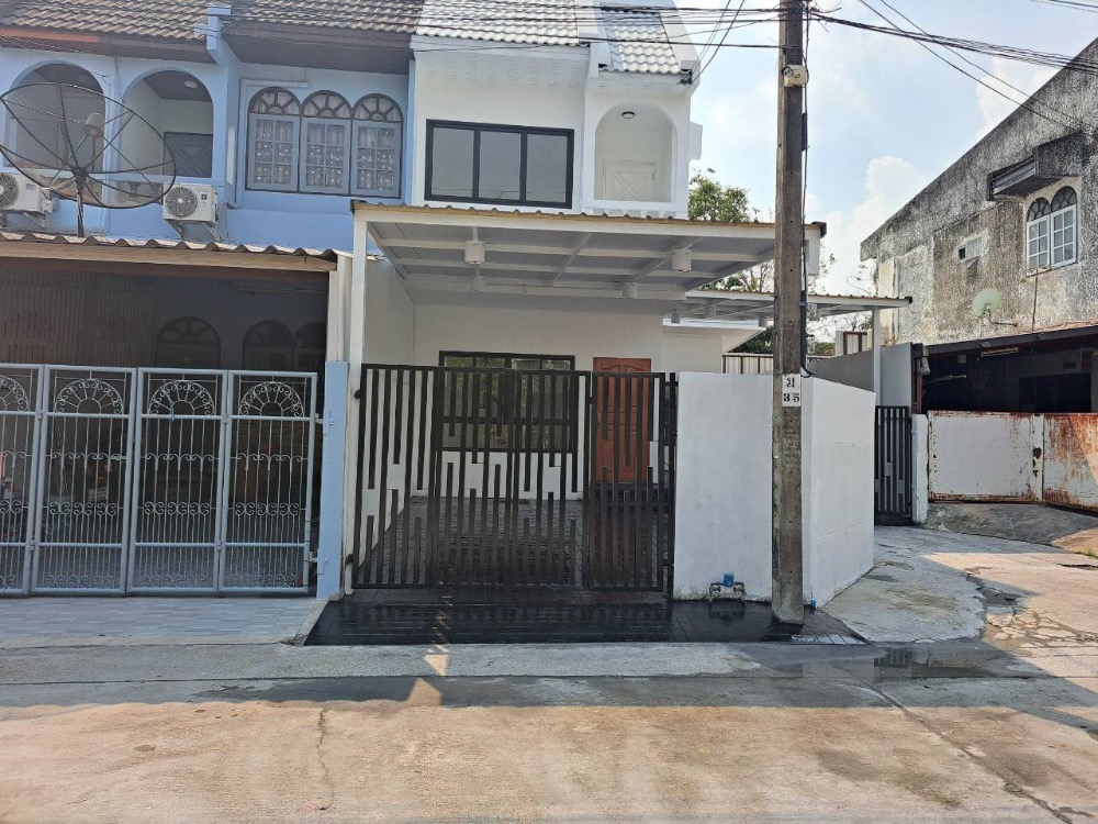 ขายทาวน์โฮมเสรีไทย-นิด้า : ขายทาวน์โฮม รีโนเวท ทุบสร้างใหม่ทั้งหลัง (พร้อมอยู่) หมู่บ้านศรินเทพ เสรีไทย 63 (หลังมุม)