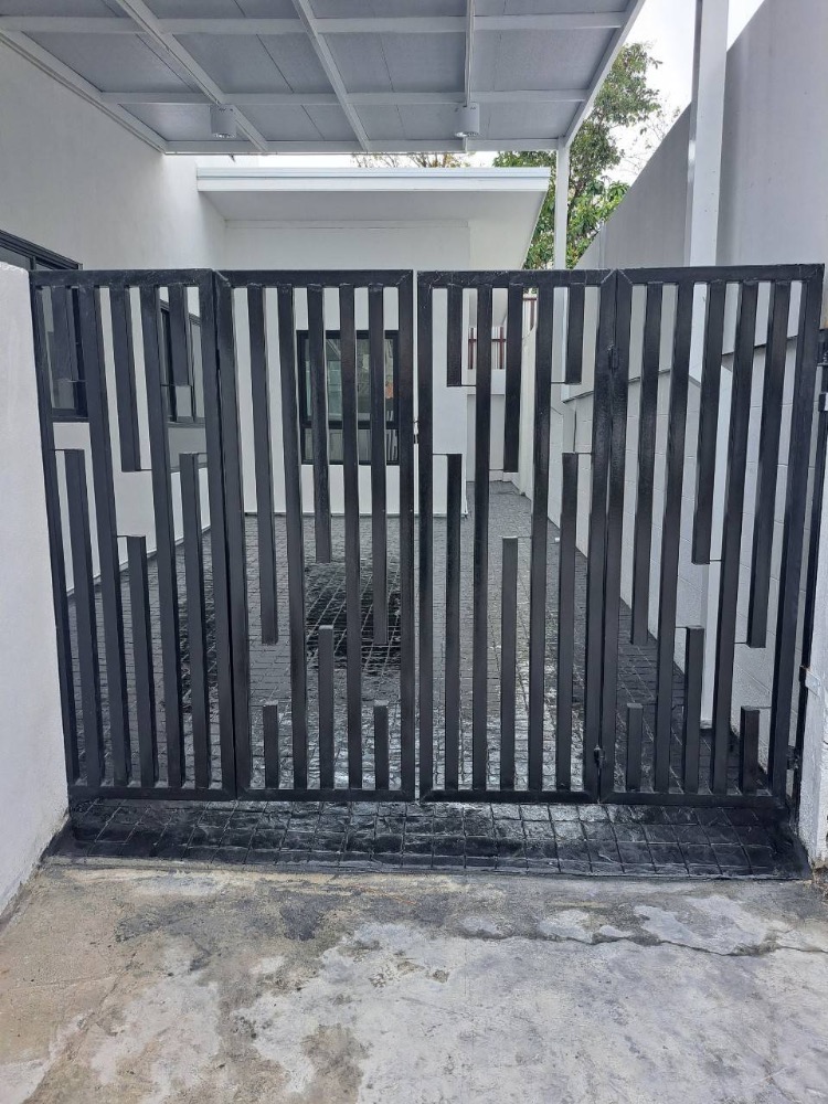 ขายทาวน์โฮมเสรีไทย-นิด้า : ขายทาวน์โฮม รีโนเวท ทุบสร้างใหม่ทั้งหลัง (พร้อมอยู่) หมู่บ้านศรินเทพ เสรีไทย 63 (หลังมุม)