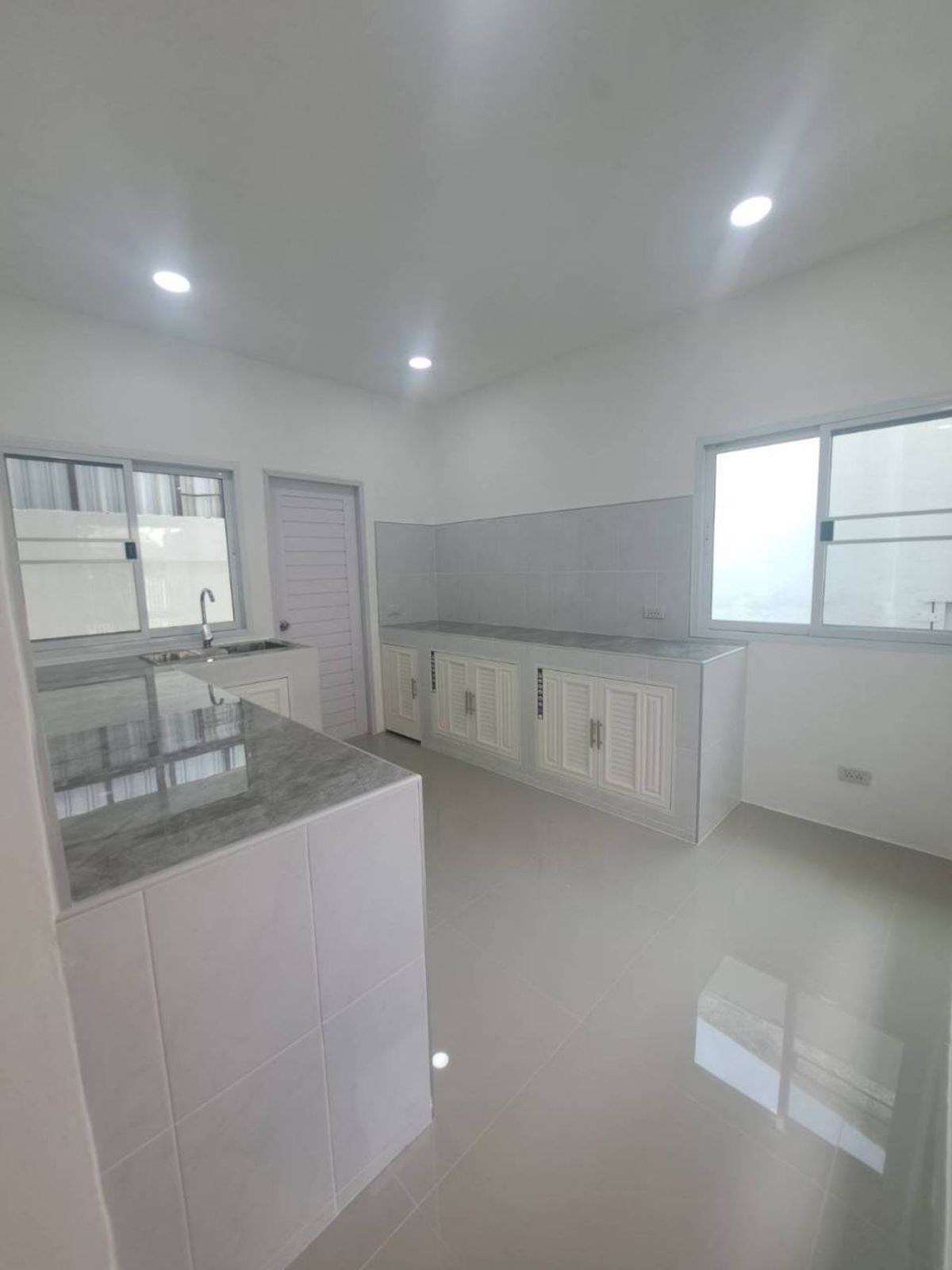 ขายทาวน์โฮมเสรีไทย-นิด้า : ขายทาวน์โฮม รีโนเวท ทุบสร้างใหม่ทั้งหลัง (พร้อมอยู่) หมู่บ้านศรินเทพ เสรีไทย 63 (หลังมุม)