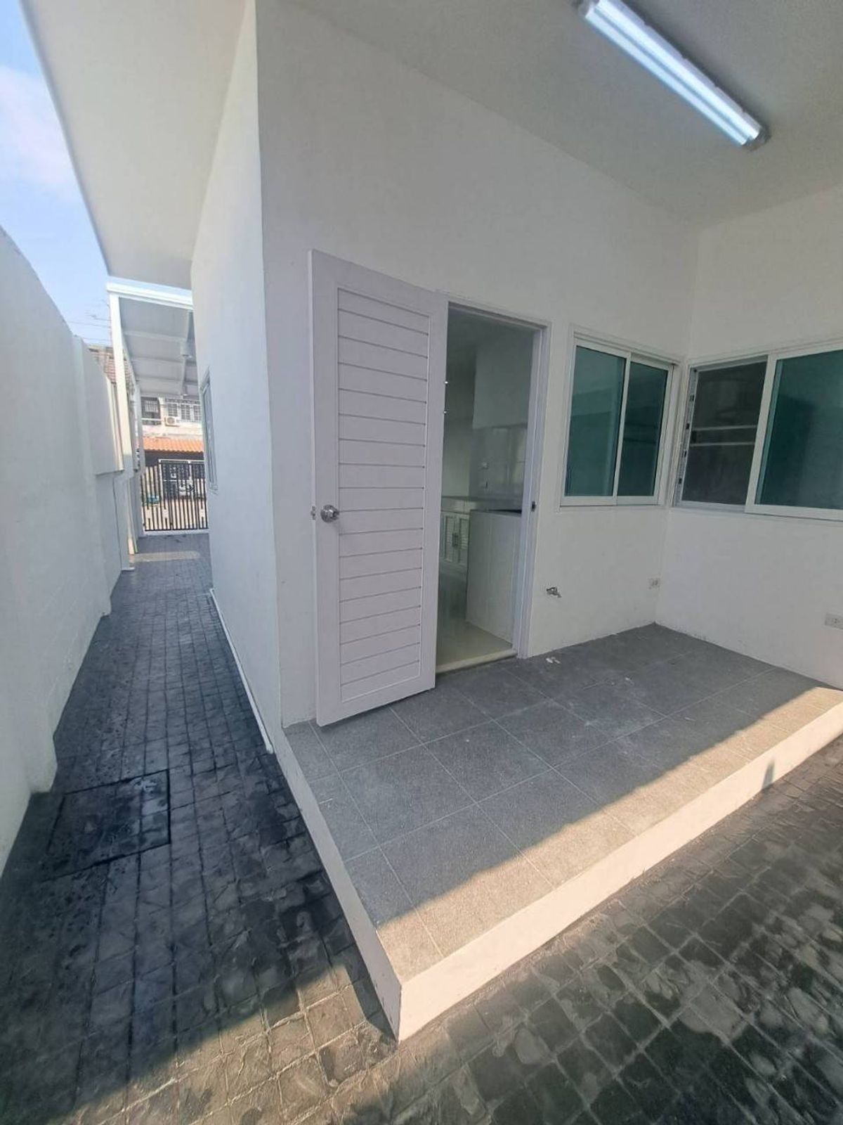 ขายทาวน์โฮมเสรีไทย-นิด้า : ขายทาวน์โฮม รีโนเวท ทุบสร้างใหม่ทั้งหลัง (พร้อมอยู่) หมู่บ้านศรินเทพ เสรีไทย 63 (หลังมุม)