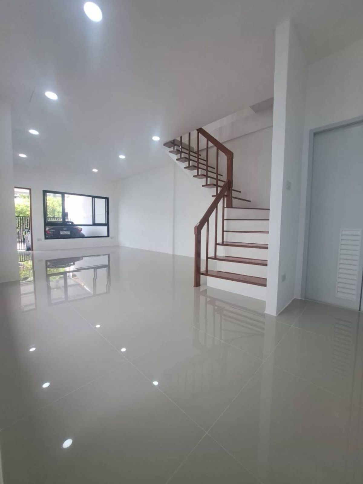 ขายทาวน์โฮมเสรีไทย-นิด้า : ขายทาวน์โฮม รีโนเวท ทุบสร้างใหม่ทั้งหลัง (พร้อมอยู่) หมู่บ้านศรินเทพ เสรีไทย 63 (หลังมุม)