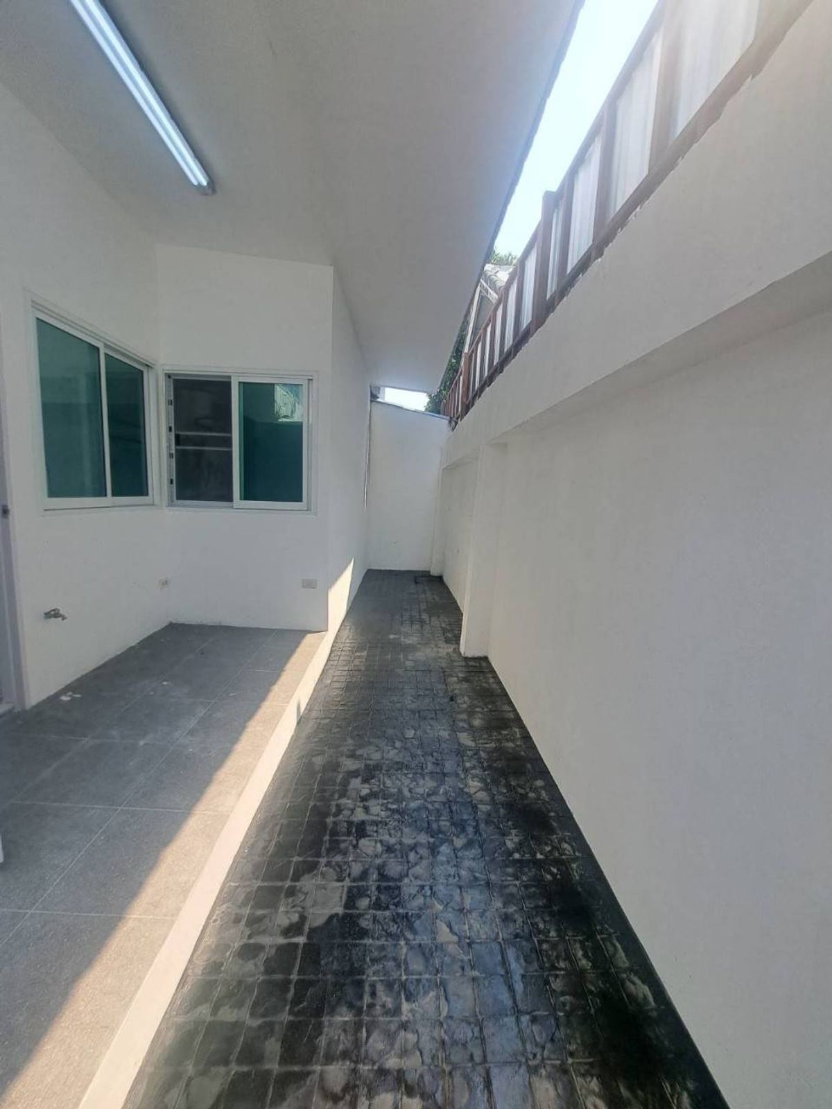 ขายทาวน์โฮมเสรีไทย-นิด้า : ขายทาวน์โฮม รีโนเวท ทุบสร้างใหม่ทั้งหลัง (พร้อมอยู่) หมู่บ้านศรินเทพ เสรีไทย 63 (หลังมุม)