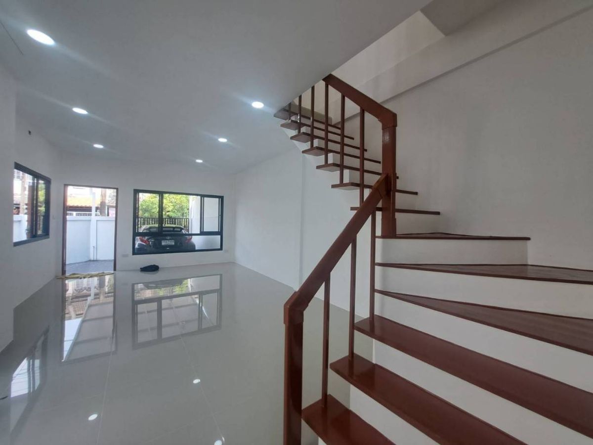 ขายทาวน์โฮมเสรีไทย-นิด้า : ขายทาวน์โฮม รีโนเวท ทุบสร้างใหม่ทั้งหลัง (พร้อมอยู่) หมู่บ้านศรินเทพ เสรีไทย 63 (หลังมุม)