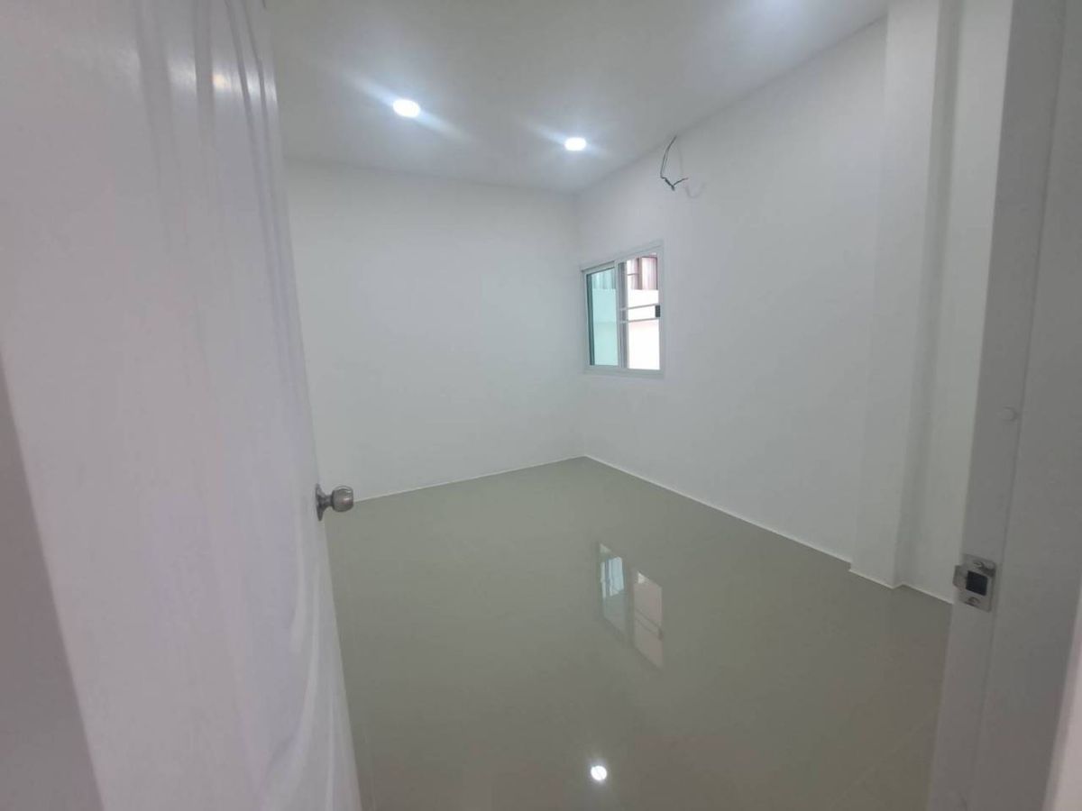 ขายทาวน์โฮมเสรีไทย-นิด้า : ขายทาวน์โฮม รีโนเวท ทุบสร้างใหม่ทั้งหลัง (พร้อมอยู่) หมู่บ้านศรินเทพ เสรีไทย 63 (หลังมุม)