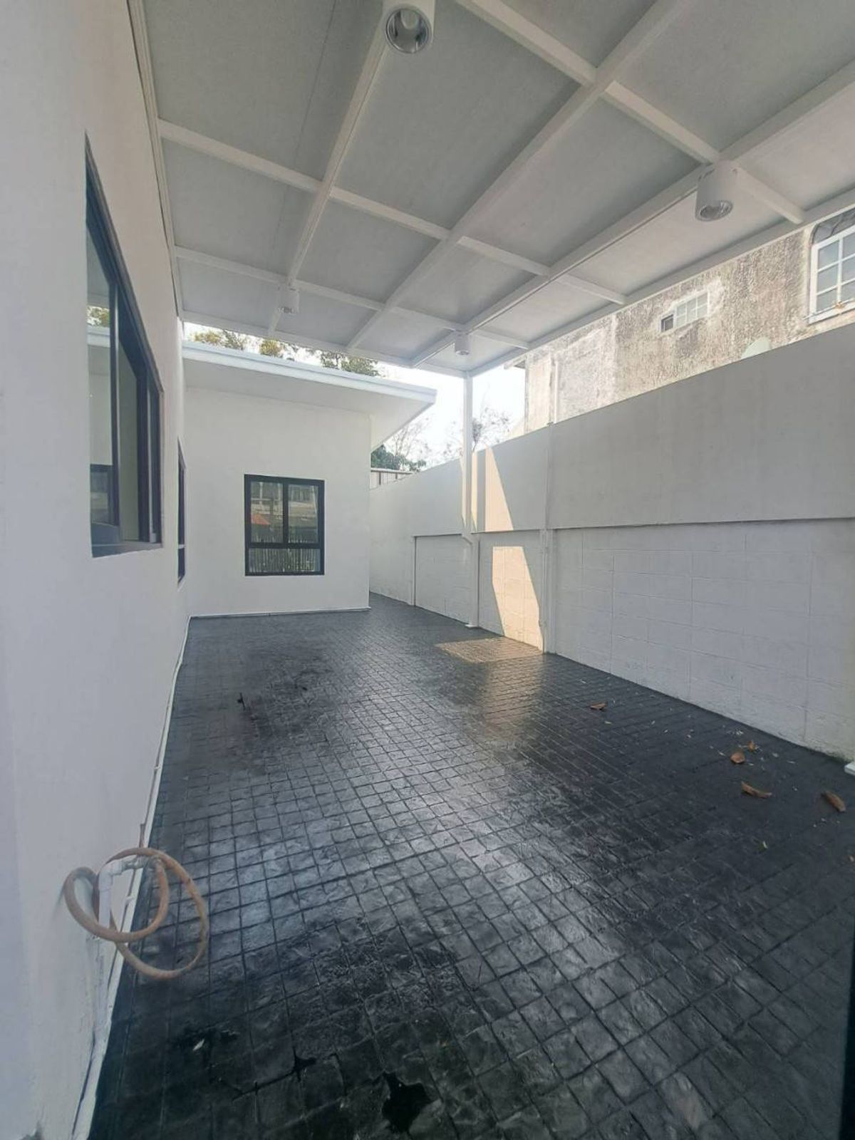 ขายทาวน์โฮมเสรีไทย-นิด้า : ขายทาวน์โฮม รีโนเวท ทุบสร้างใหม่ทั้งหลัง (พร้อมอยู่) หมู่บ้านศรินเทพ เสรีไทย 63 (หลังมุม)