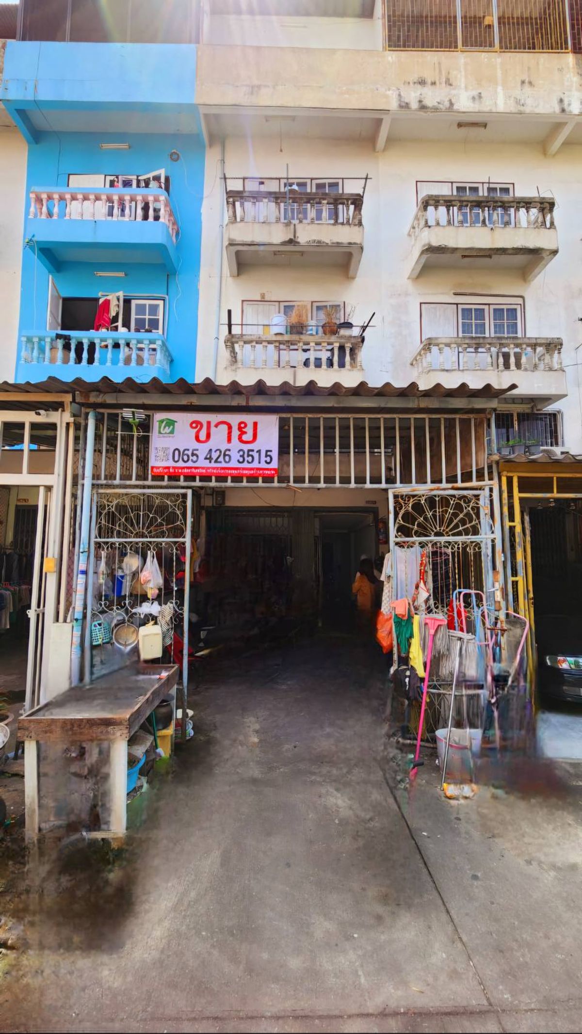 ขายอาคารพาณิชย์วงเวียนใหญ่ เจริญนคร : ขายตึกแถว ถนนเจริญนคร ตรงข้ามริเวอร์ไซต์ พลาซ่า โรงแรมอวานี่ ริเวอร์ไซต์ ปัจจุบันเป็นห้องเช่า เหมาะแก่การรีโนเวทเป็นอพาร์เม้นท์ เกสต์เฮ้าส์ หรือ Airbnb 