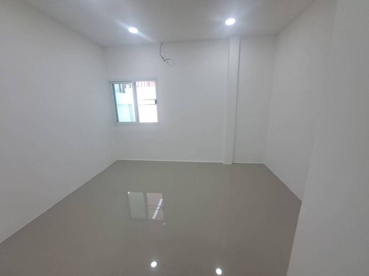 ขายทาวน์โฮมเสรีไทย-นิด้า : ขายทาวน์โฮม รีโนเวท ทุบสร้างใหม่ทั้งหลัง (พร้อมอยู่) หมู่บ้านศรินเทพ เสรีไทย 63 (หลังมุม)