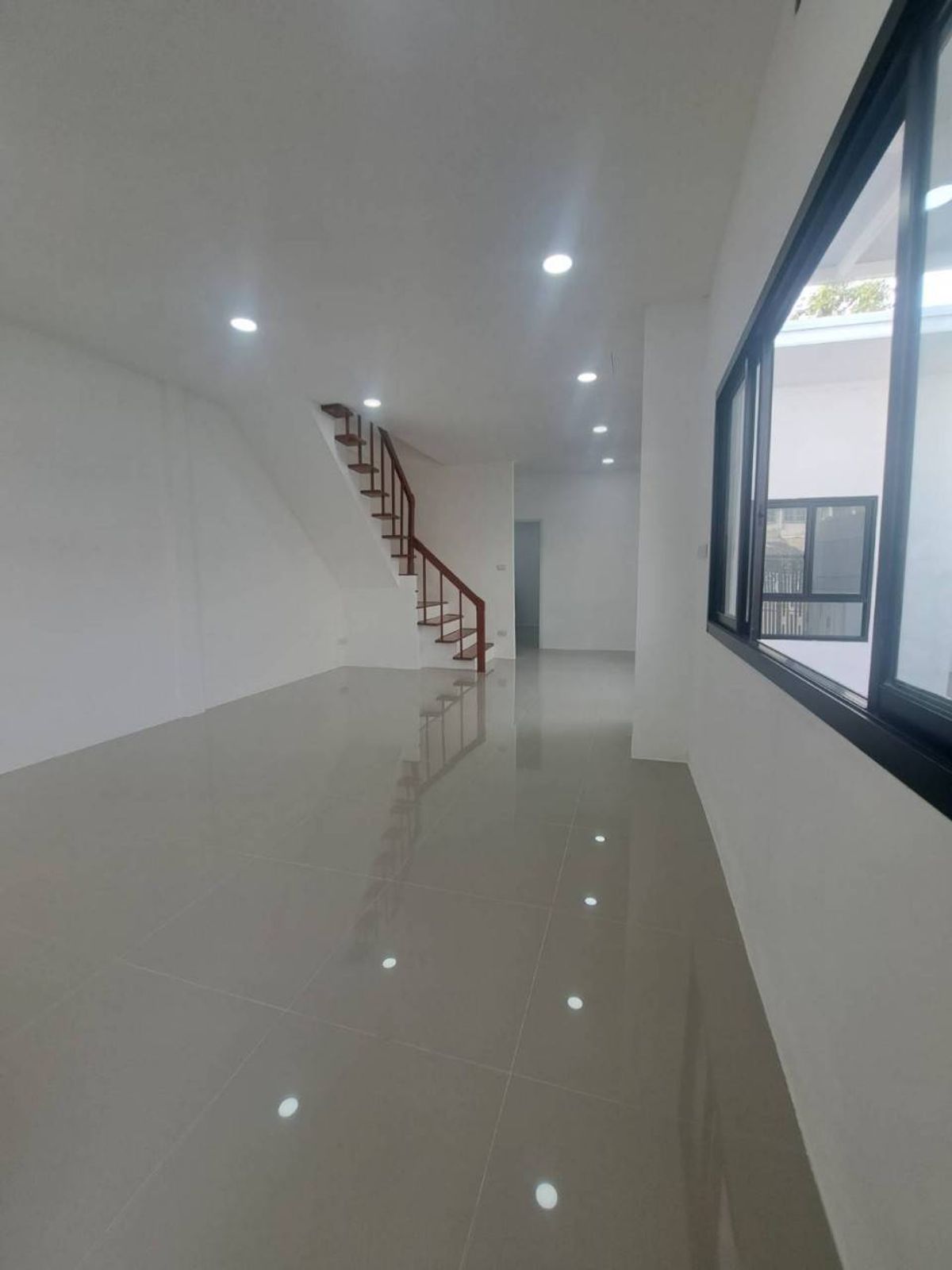 ขายทาวน์โฮมเสรีไทย-นิด้า : ขายทาวน์โฮม รีโนเวท ทุบสร้างใหม่ทั้งหลัง (พร้อมอยู่) หมู่บ้านศรินเทพ เสรีไทย 63 (หลังมุม)