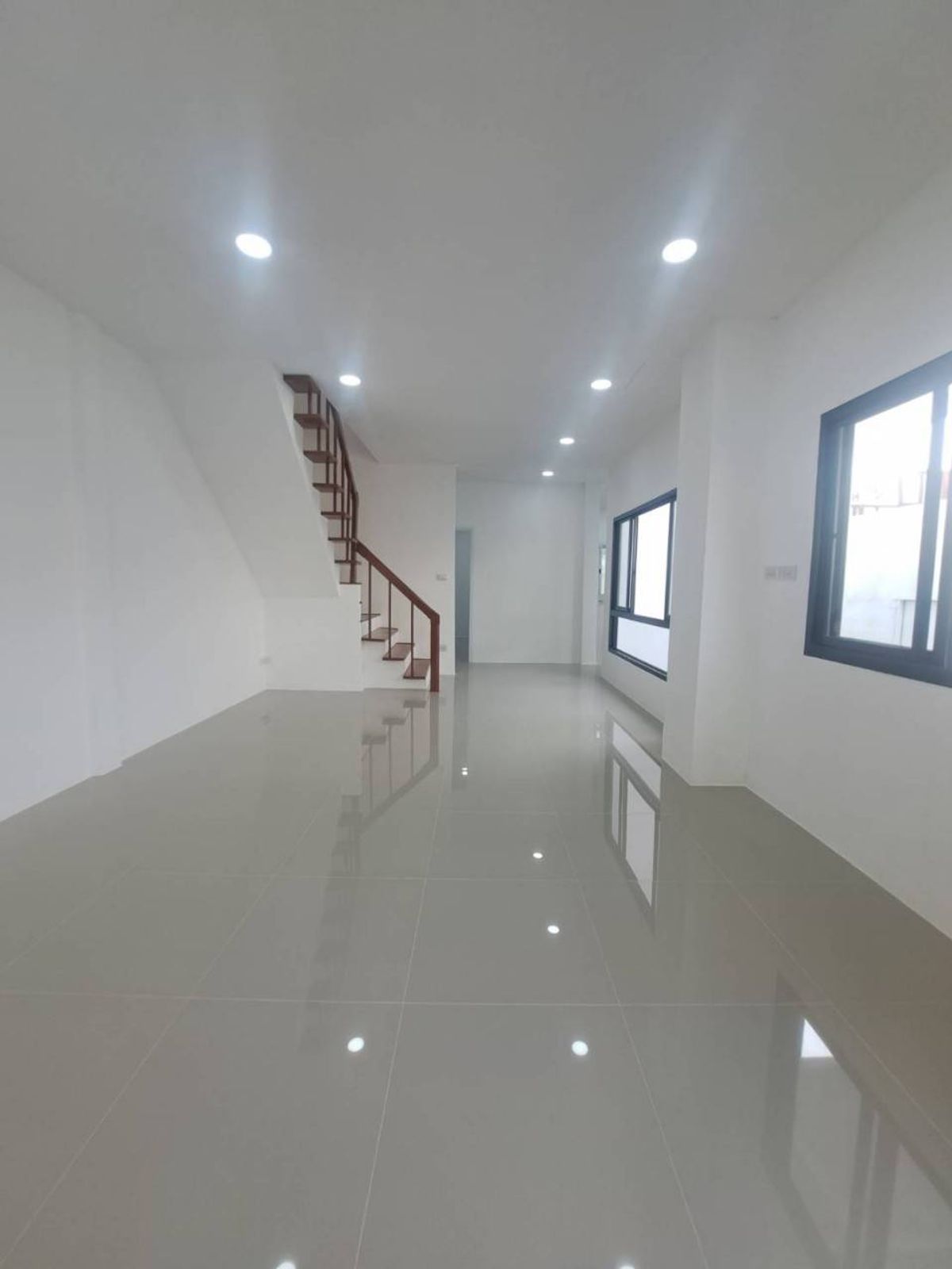 ขายทาวน์โฮมเสรีไทย-นิด้า : ขายทาวน์โฮม รีโนเวท ทุบสร้างใหม่ทั้งหลัง (พร้อมอยู่) หมู่บ้านศรินเทพ เสรีไทย 63 (หลังมุม)