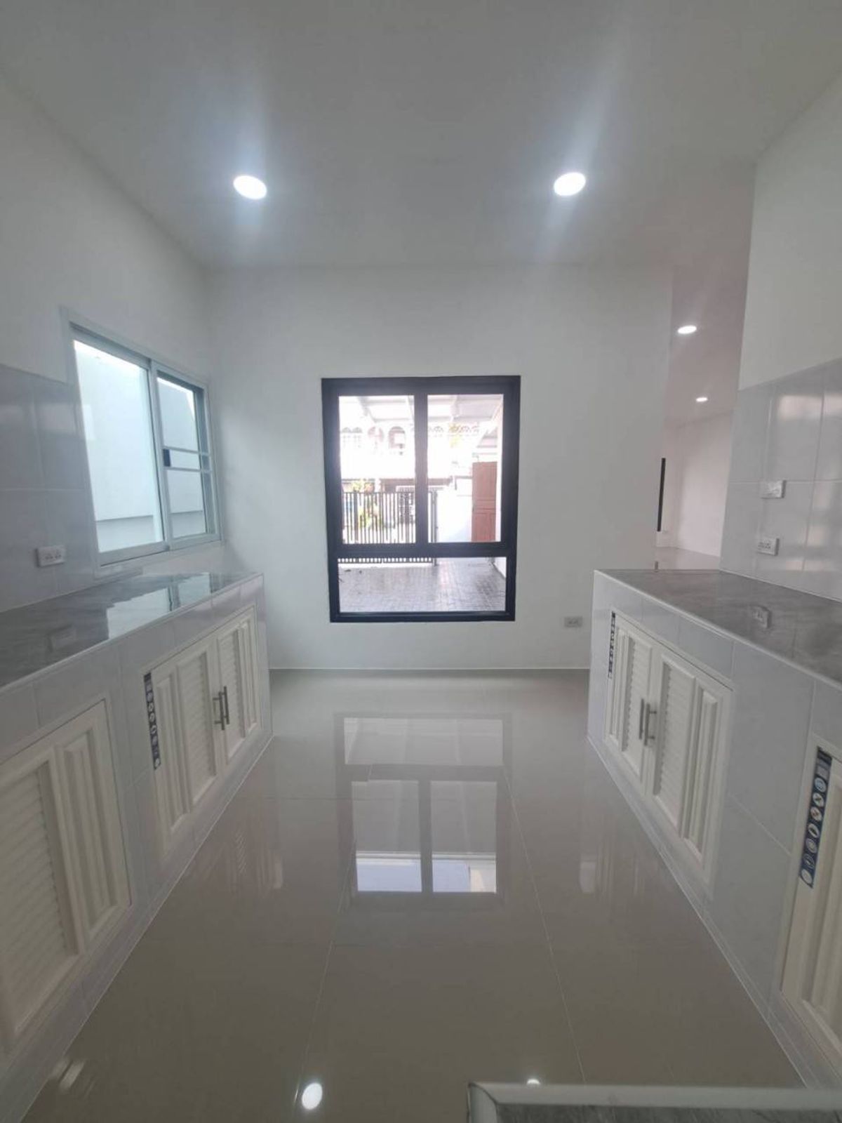 ขายทาวน์โฮมเสรีไทย-นิด้า : ขายทาวน์โฮม รีโนเวท ทุบสร้างใหม่ทั้งหลัง (พร้อมอยู่) หมู่บ้านศรินเทพ เสรีไทย 63 (หลังมุม)