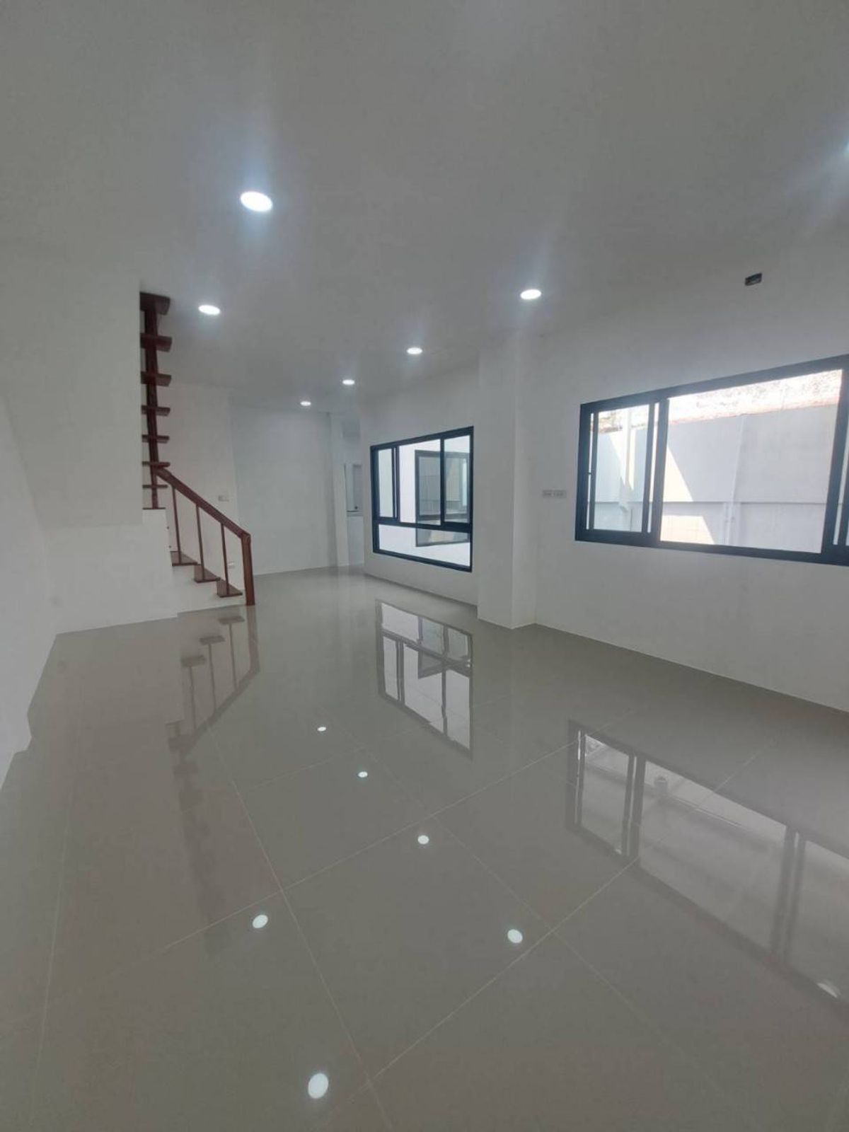 ขายทาวน์โฮมเสรีไทย-นิด้า : ขายทาวน์โฮม รีโนเวท ทุบสร้างใหม่ทั้งหลัง (พร้อมอยู่) หมู่บ้านศรินเทพ เสรีไทย 63 (หลังมุม)