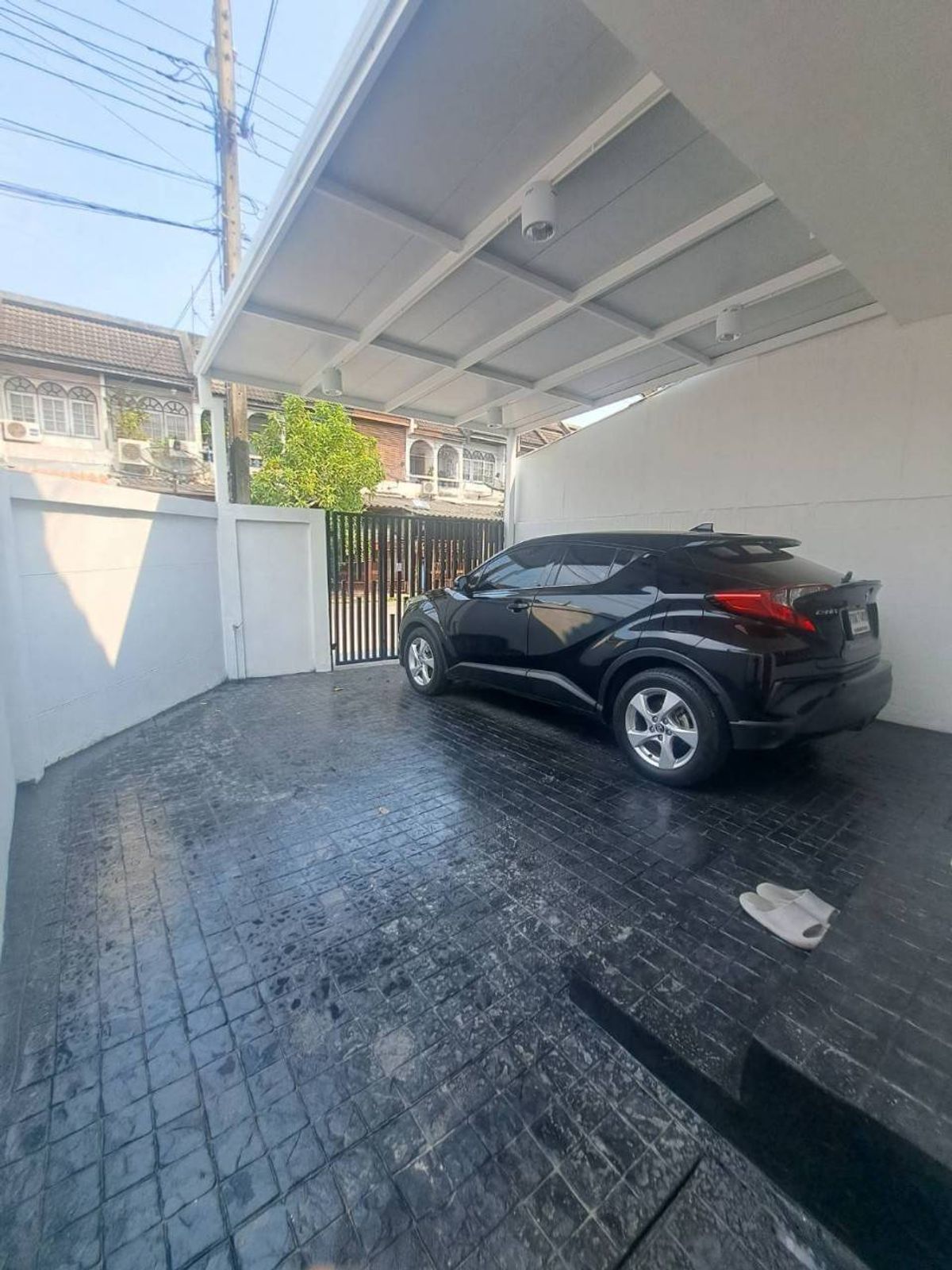 ขายทาวน์โฮมเสรีไทย-นิด้า : ขายทาวน์โฮม รีโนเวท ทุบสร้างใหม่ทั้งหลัง (พร้อมอยู่) หมู่บ้านศรินเทพ เสรีไทย 63 (หลังมุม)