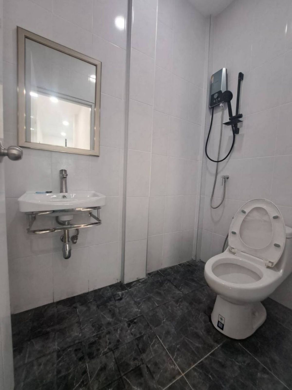 ขายทาวน์โฮมเสรีไทย-นิด้า : ขายทาวน์โฮม รีโนเวท ทุบสร้างใหม่ทั้งหลัง (พร้อมอยู่) หมู่บ้านศรินเทพ เสรีไทย 63 (หลังมุม)