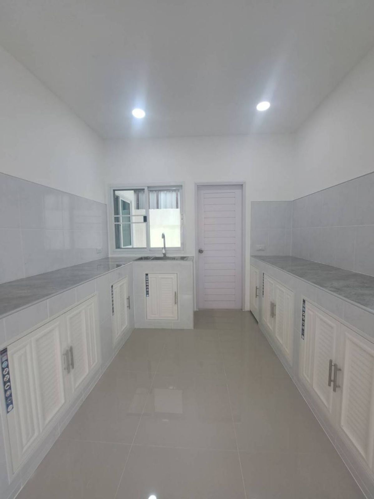 ขายทาวน์โฮมเสรีไทย-นิด้า : ขายทาวน์โฮม รีโนเวท ทุบสร้างใหม่ทั้งหลัง (พร้อมอยู่) หมู่บ้านศรินเทพ เสรีไทย 63 (หลังมุม)