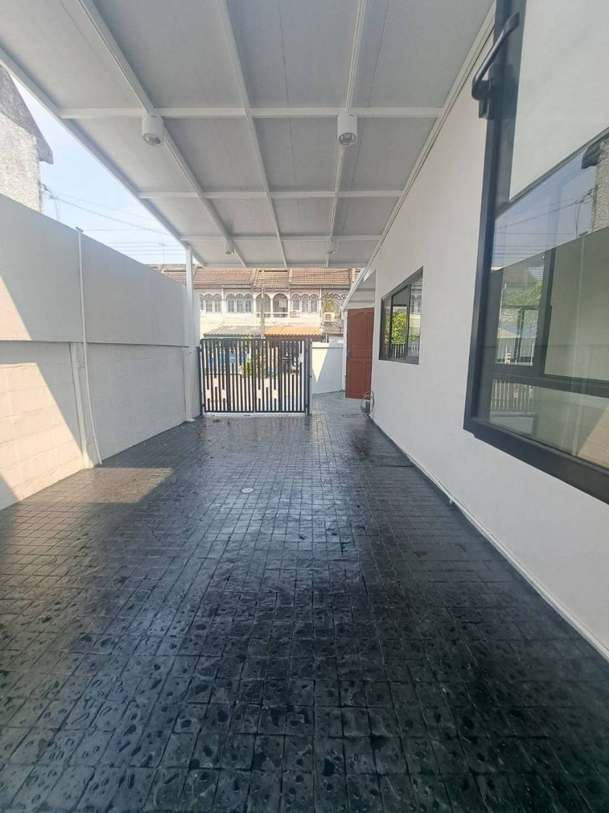 ขายทาวน์โฮมเสรีไทย-นิด้า : ขายทาวน์โฮม รีโนเวท ทุบสร้างใหม่ทั้งหลัง (พร้อมอยู่) หมู่บ้านศรินเทพ เสรีไทย 63 (หลังมุม)