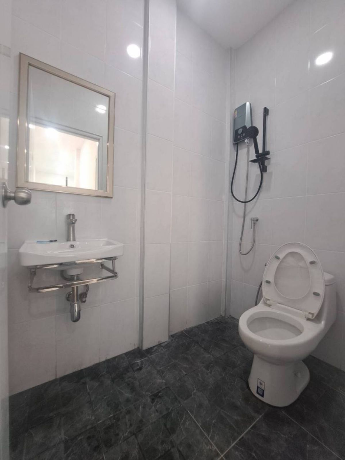 ขายทาวน์โฮมเสรีไทย-นิด้า : ขายทาวน์โฮม รีโนเวท ทุบสร้างใหม่ทั้งหลัง (พร้อมอยู่) หมู่บ้านศรินเทพ เสรีไทย 63 (หลังมุม)