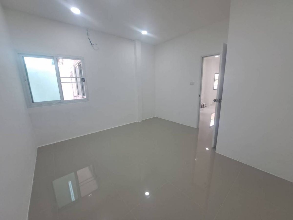 ขายทาวน์โฮมเสรีไทย-นิด้า : ขายทาวน์โฮม รีโนเวท ทุบสร้างใหม่ทั้งหลัง (พร้อมอยู่) หมู่บ้านศรินเทพ เสรีไทย 63 (หลังมุม)