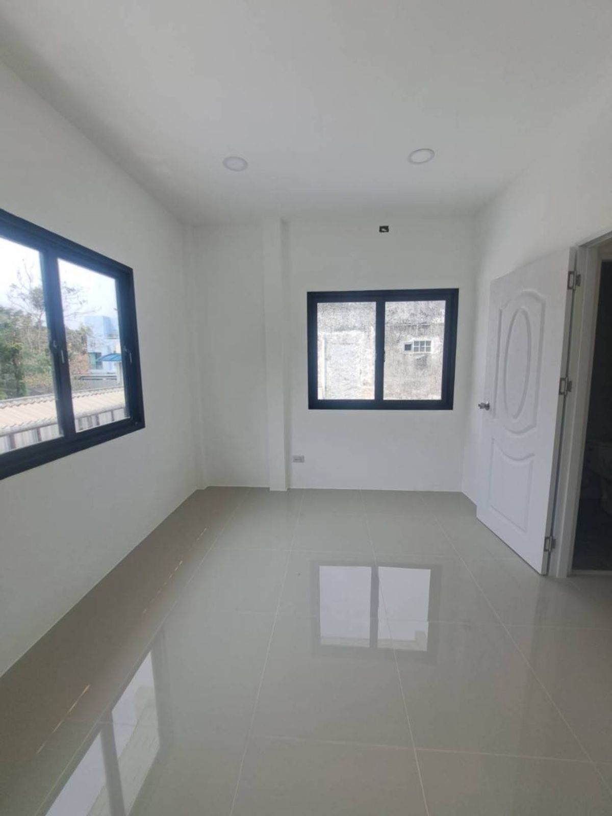 ขายทาวน์โฮมเสรีไทย-นิด้า : ขายทาวน์โฮม รีโนเวท ทุบสร้างใหม่ทั้งหลัง (พร้อมอยู่) หมู่บ้านศรินเทพ เสรีไทย 63 (หลังมุม)