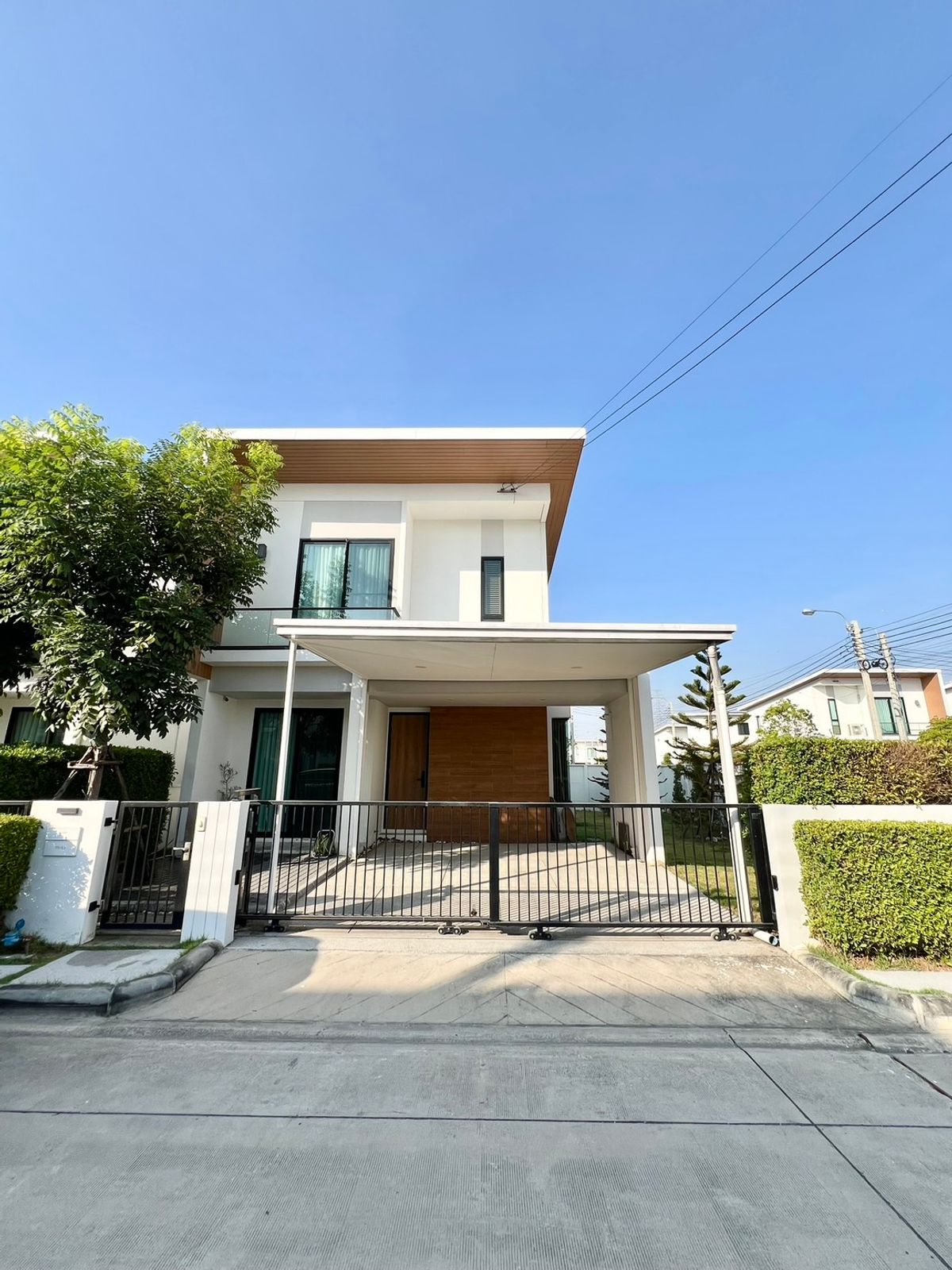 ขายบ้านบางนา แบริ่ง ลาซาล : ขายบ้านสไตล์มูจิมินิมอล หลังมุม ทำเลดีมาก 5 นาทีถึง Mega Bangna (3km.)