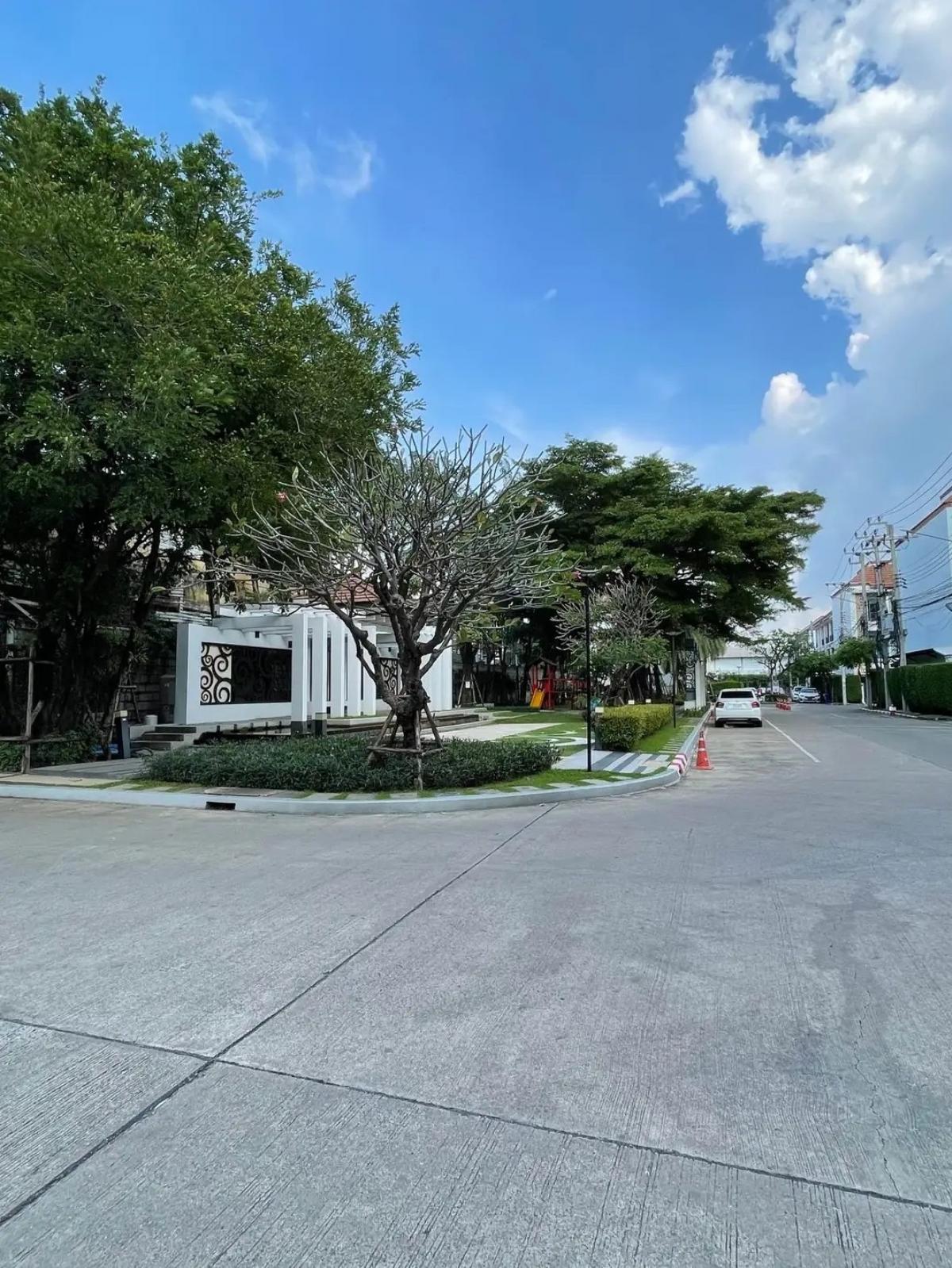 ขายบ้านรัชดา ห้วยขวาง : ขายด่วน ทาวน์โฮม 3 ชั้น โครงการบ้านกลางเมือง รัชดา 36 ทำเลดีเว่อร์  ราคาไม่แรง