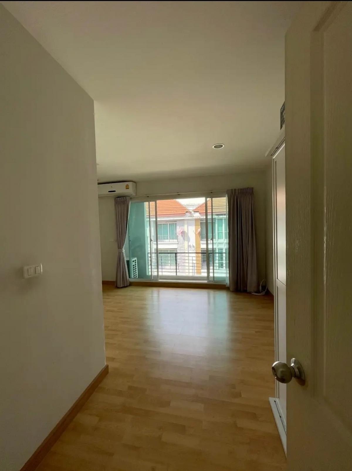 ขายบ้านรัชดา ห้วยขวาง : ขายด่วน ทาวน์โฮม 3 ชั้น โครงการบ้านกลางเมือง รัชดา 36 ทำเลดีเว่อร์  ราคาไม่แรง