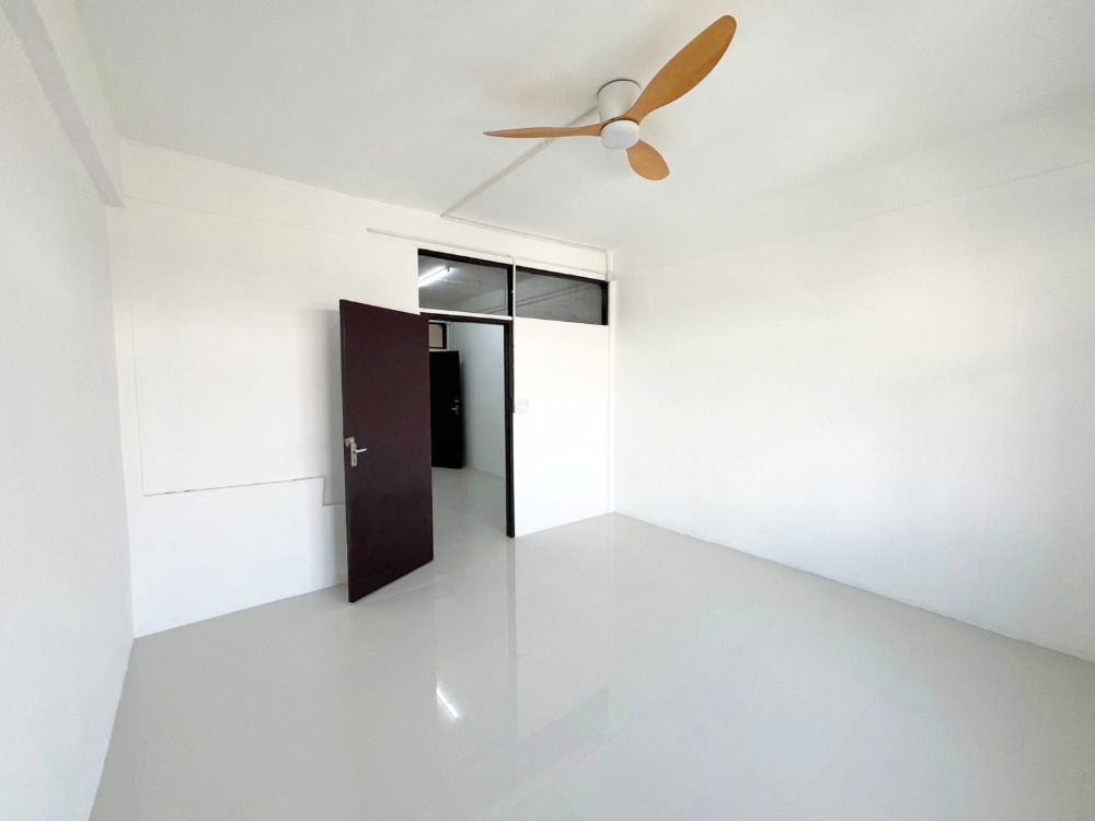 For SaleShop HouseRamkhamhaeng, Hua Mak : For sale: 3-storey commercial building, 12 sqw, Soi Ramkhamhaeng 32, renovated.