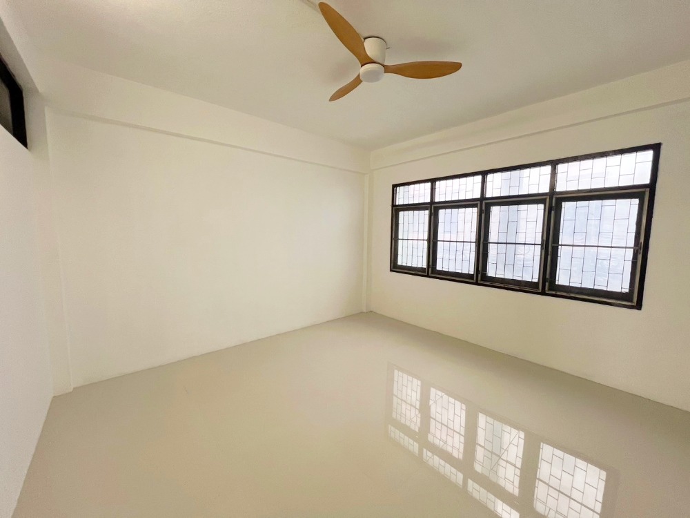 For SaleShop HouseRamkhamhaeng, Hua Mak : For sale: 3-storey commercial building, 12 sqw, Soi Ramkhamhaeng 32, renovated.