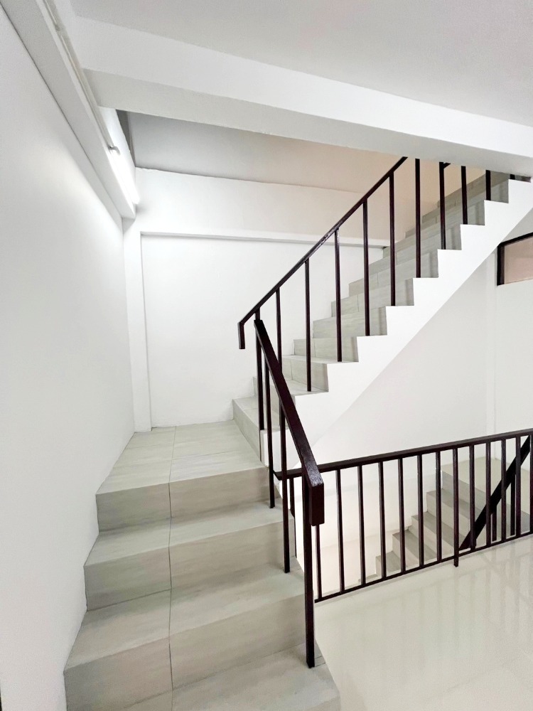 For SaleShop HouseRamkhamhaeng, Hua Mak : For sale: 3-storey commercial building, 12 sqw, Soi Ramkhamhaeng 32, renovated.