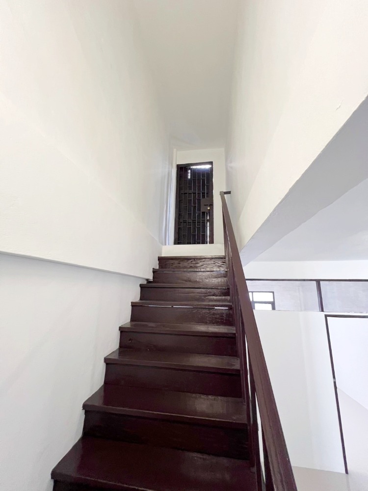 For SaleShop HouseRamkhamhaeng, Hua Mak : For sale: 3-storey commercial building, 12 sqw, Soi Ramkhamhaeng 32, renovated.