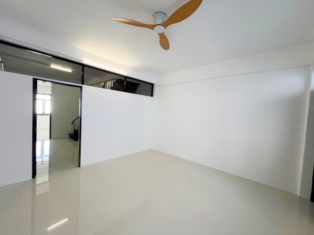 For SaleShop HouseRamkhamhaeng, Hua Mak : For sale: 3-storey commercial building, 12 sqw, Soi Ramkhamhaeng 32, renovated.