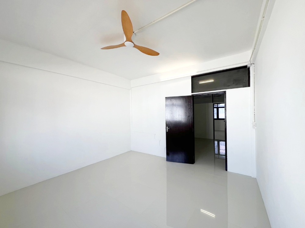 For SaleShop HouseRamkhamhaeng, Hua Mak : For sale: 3-storey commercial building, 12 sqw, Soi Ramkhamhaeng 32, renovated.