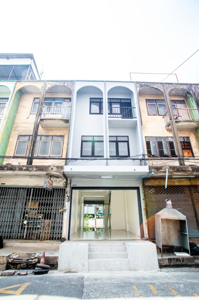 For SaleShop HouseRamkhamhaeng, Hua Mak : For sale: 3-storey commercial building, 12 sqw, Soi Ramkhamhaeng 32, renovated.