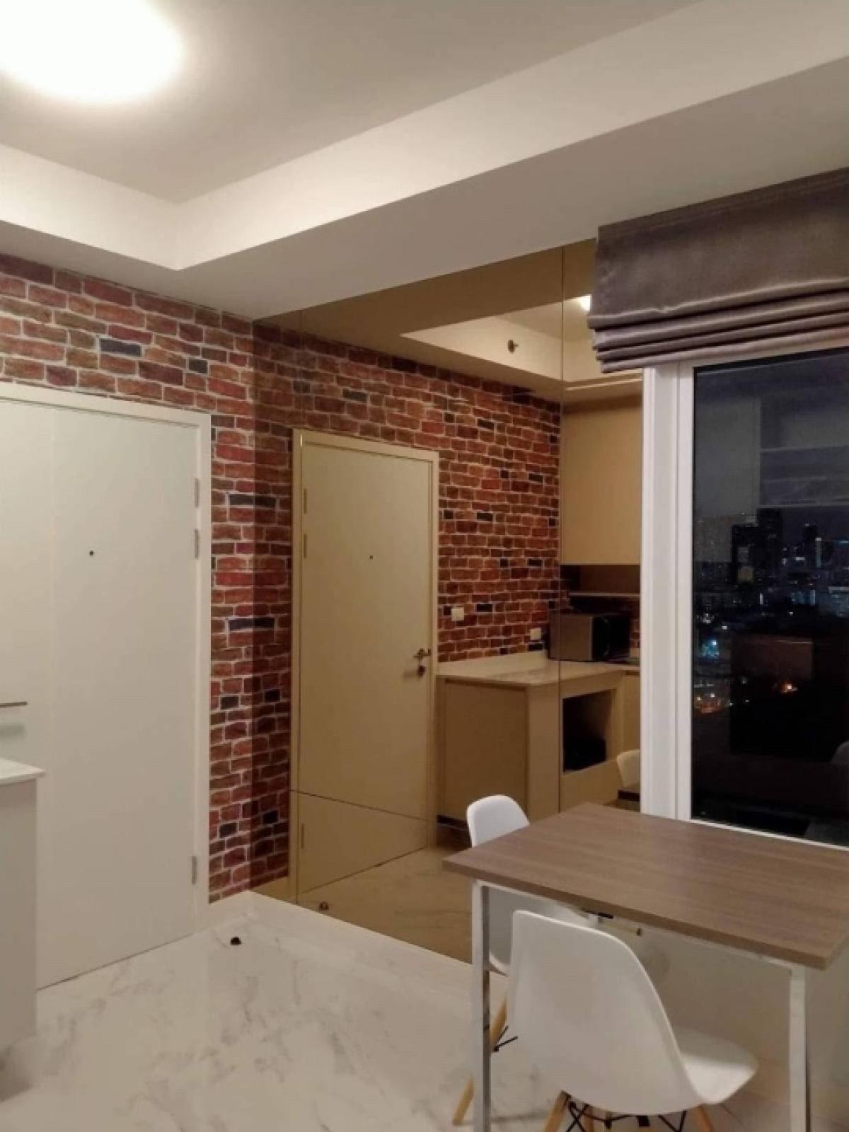 For RentCondoRatchadapisek, Huaikwang, Suttisan : 🌻𝐅𝐨𝐫 𝐑𝐞𝐧𝐭🌻 𝐂𝐡𝐚𝐩𝐭𝐞𝐫𝐎𝐧𝐞 𝐂𝐡𝐚𝐩𝐭𝐞𝐫𝐎𝐧𝐞 🏠 🏠 🏠 G18 🔥 Tile flooring Corner room 🟥🟩🟧🟨🟪🟥🟩🟧🟨🟥🟩🟨🟨🟪❤️❤️ There are 7-11 in the building. Very comfortable. 泰国房地产 转卖/出租/买房这 套公寓位于市中心， 🌻 🌻 🌼🌸🌺🌻🌼🌸🌺🌻🌼🌸🌺🟥🟪🟨 13,000.- / 1 year 🟦🟧🟪🟨🟩🟦 30 SQ.𝗺 🟥🟨🟩🟪🟥🟧 1