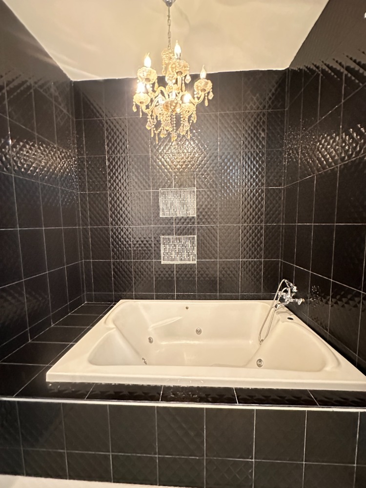 ขายบ้านหัวหิน ประจวบคีรีขันธ์ : 🏡.💦 พูลวิลล่า Le Leaf Hua Hin Pool Villa 💰 ซื้อลงทุนเพื่อปล่อยเช่ารายวัน/รายเดือน หรือจะซื้อไว้ พักอาศัยเอง ก็ คุ้มค่าสุดๆ! 🌿✨  📍 รีสอร์ทพูลวิลล่าสไตล์ Eco Modern Villas บรรยากาศเงียบสงบ ใกล้ชิดธรรมชาติ