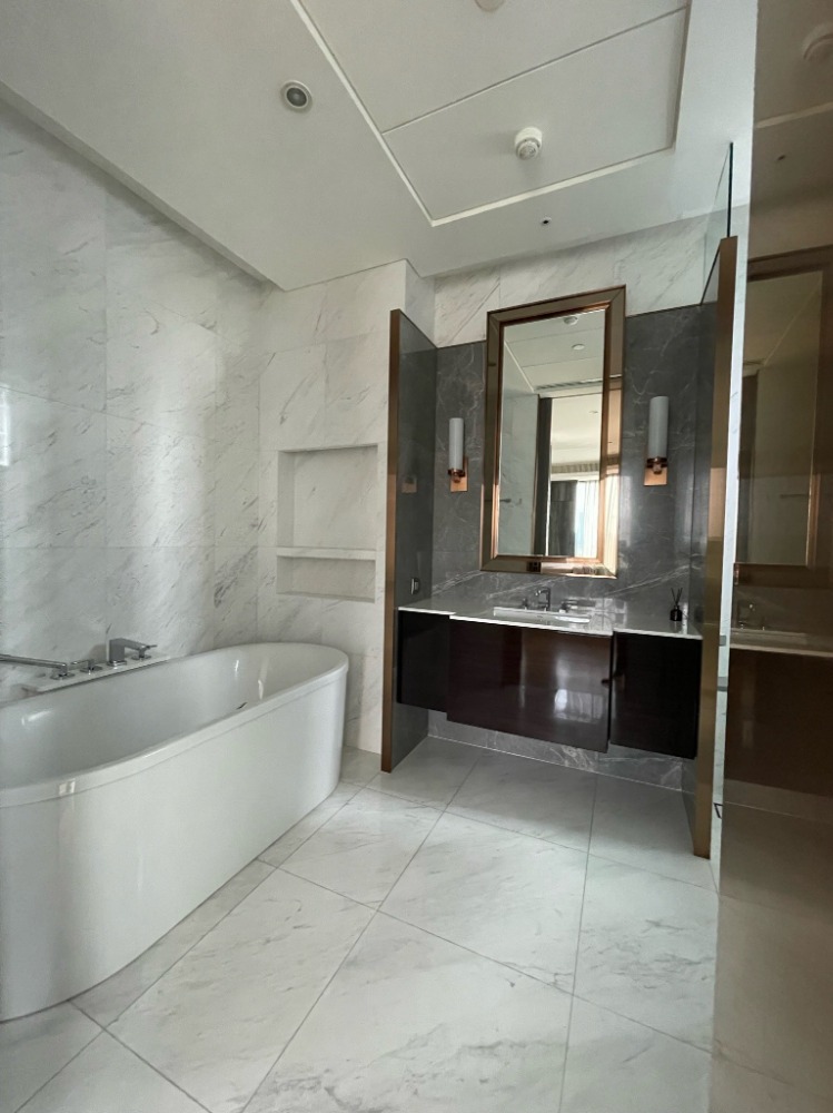 For RentCondoWitthayu, Chidlom, Langsuan, Ploenchit : Rent 2 bedrooms, 2 bathrooms, Sinthorn Ton Sinthorn Tonson, rent 140,000 baht