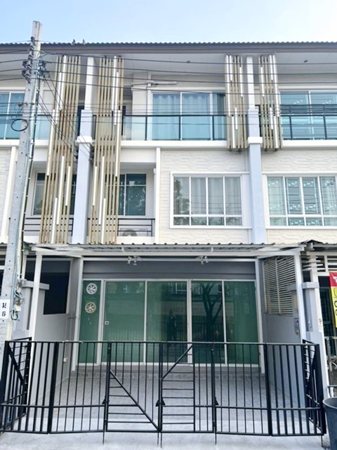 ให้เช่าทาวน์โฮมรัตนาธิเบศร์ สนามบินน้ำ พระนั่งเกล้า : รร.นานาชาติแฮมพ์ตั้น แจ้งวัฒนะ 4 กม.4 แอร์ MRT เมืองทองธานี 1.9 กม. คอสโม บาซาร์ 900 ม. ทาวน์เฮาส์ 3ชั้น มีสวนหย่อม 3นอน 19ตร.วา.230 ตร.ม.