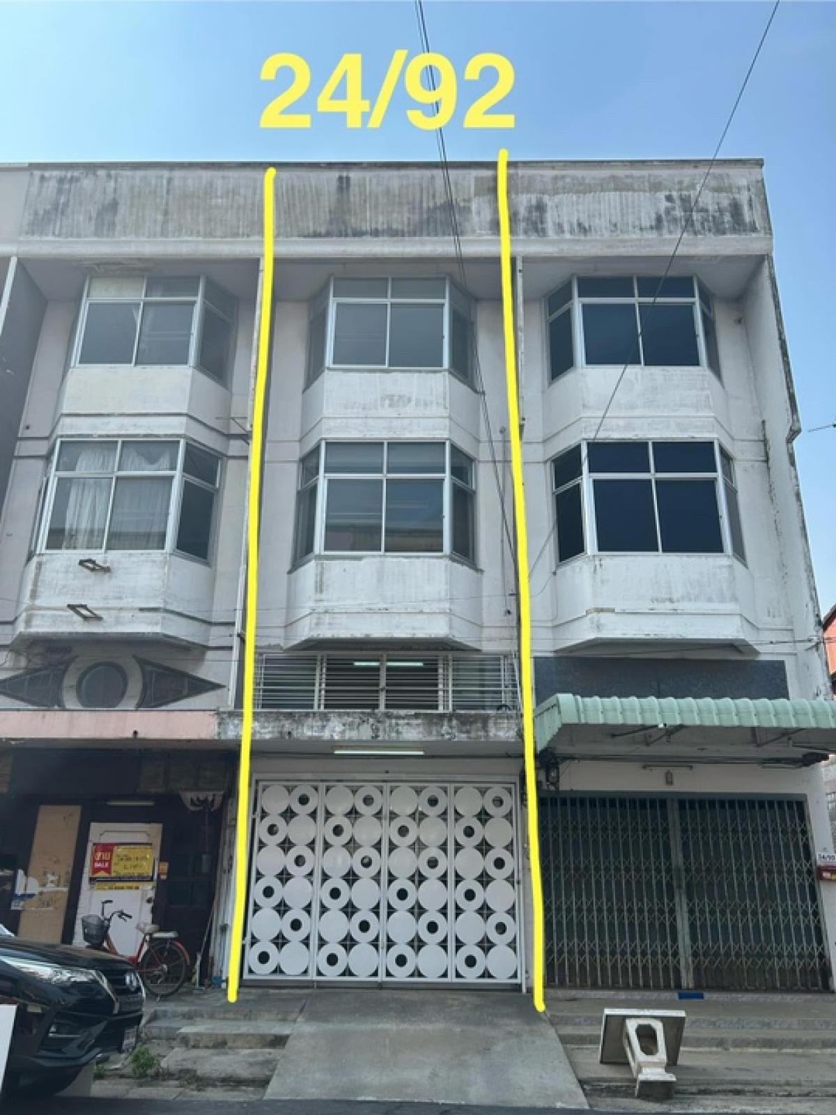 For SaleShop HouseVipawadee, Don Mueang, Lak Si : Commercial building for sale, Vibhavadi 37, 200 SQ.M, only 3.5 MB. Contact 086-795-9997 (Jimmy).