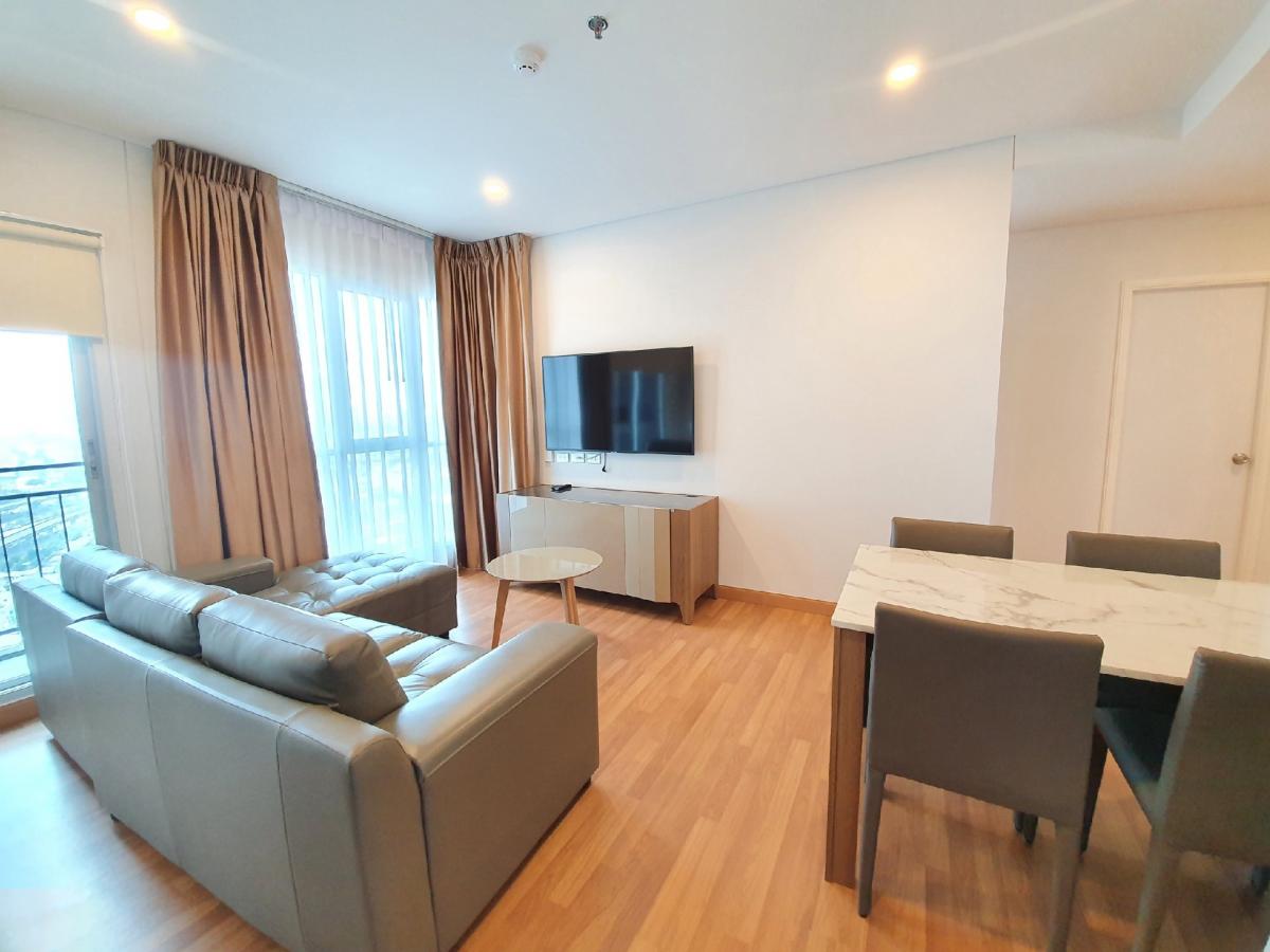 For RentCondoRama3 (Riverside),Satupadit : For Rent: Rent Lumpini Place, Ratchada-Sathu, 3 bedrooms, 2 bathrooms (very rare, the whole project has less than 10 rooms). The rent is only 25,000 baht, including the central fee.