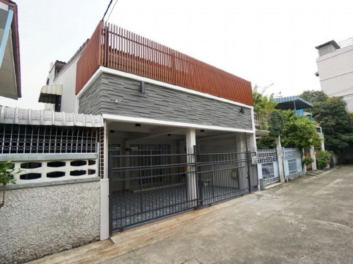For RentHouseRatchadapisek, Huaikwang, Suttisan : 🌜⭐️🌛 Rent a 3 -story house, a big deck can use multi -purpose New furniture Ready to be suitable for large families People want to have a lot of space. Or the rental of the business is more beautiful than the house around
