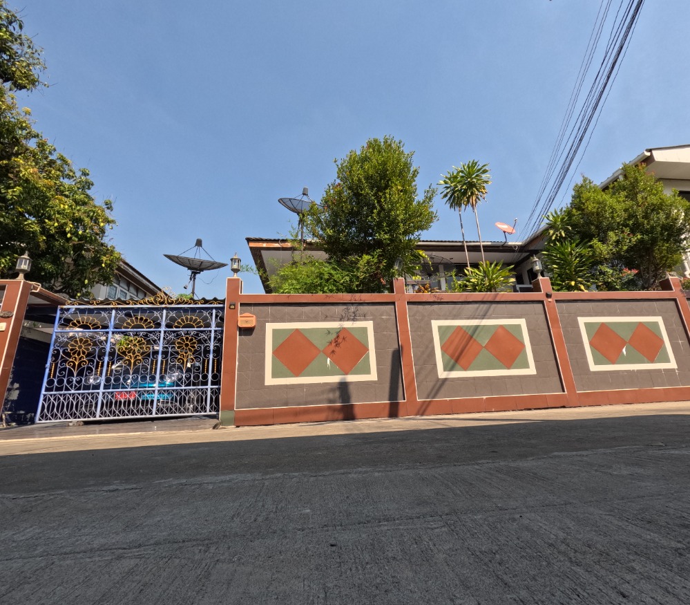 For SaleHouseBang kae, Phetkasem : House for sale, Housing, Soi Petchkasem 3, in the center of the city, good location, great value, 600 sqm.